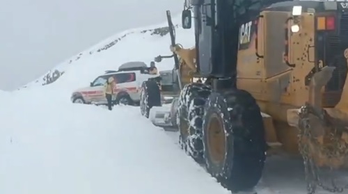 Ekiplerimiz,kardan dolayı yolda kalan ambulansın yardımına yetişti.