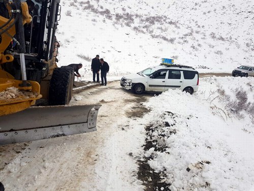 Siirt'in Pervari ilçesinde, kar yağışı nedeniyle köy yolunda mahsur kalan araçlar kurtarıldı...